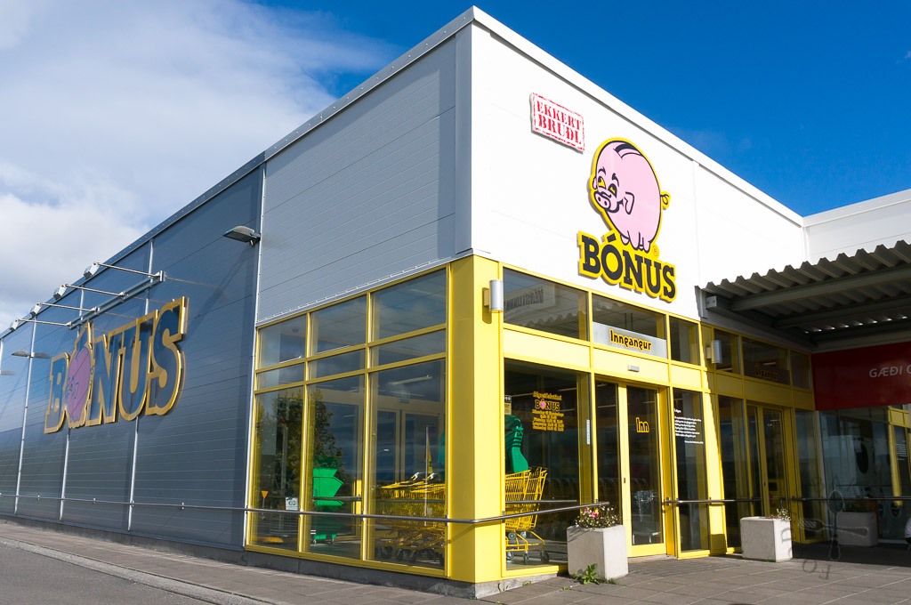 Exterior of a Bónus supermarket in Iceland, the go-to store for budget-conscious travelers. Known for its iconic pink pig logo, Bónus offers affordable groceries, making it a top choice for road trippers and campervan travelers looking to save money.