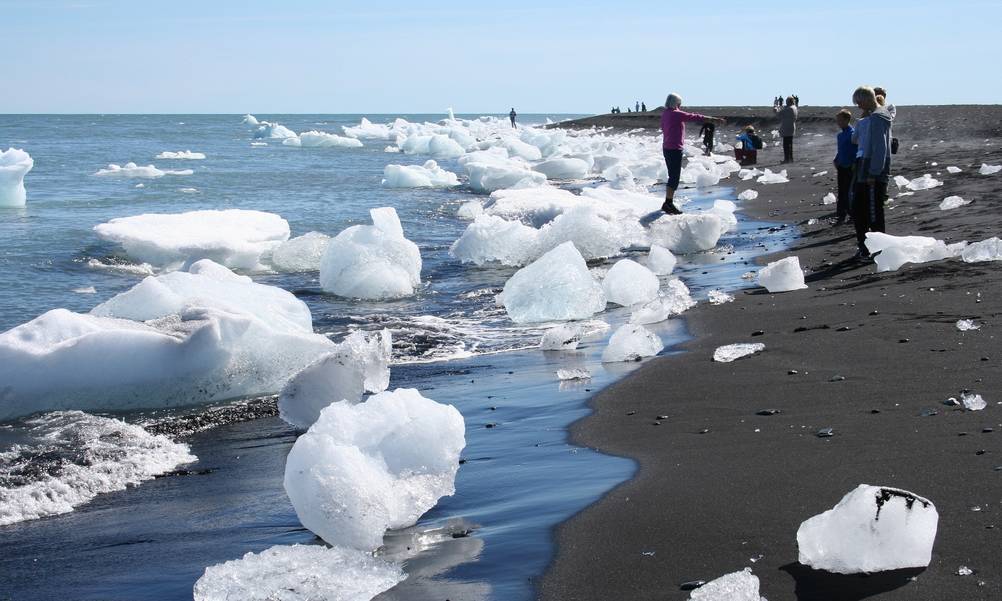 Ice blocks and people on the Diamond Beach