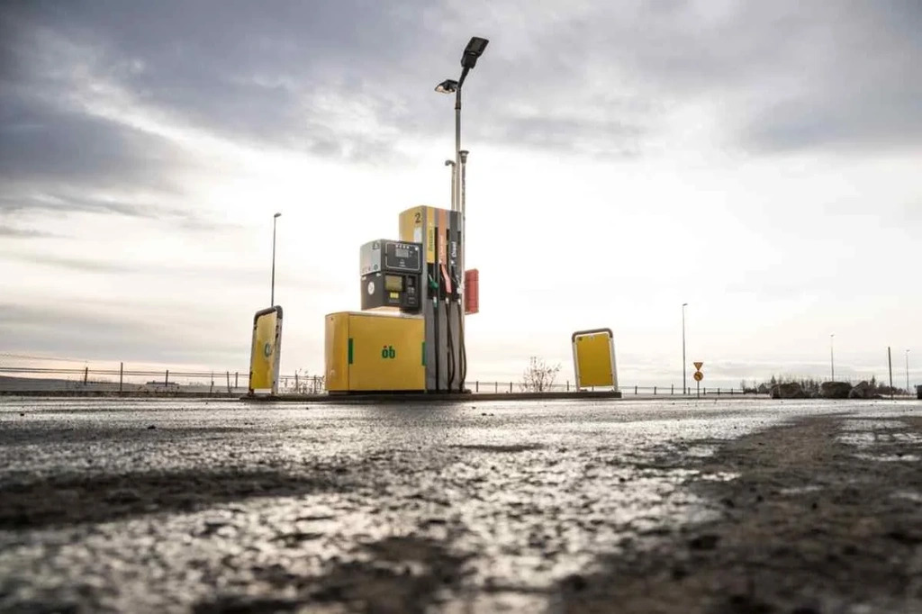 Lonely gas station in Iceland surrounded by open landscapes, showing how remote fuel stops can feel during an Iceland road trip.