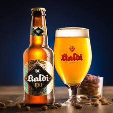A glass and bottle of Kaldi IPA, one of Iceland’s most popular local beers with rich flavor and bold design.