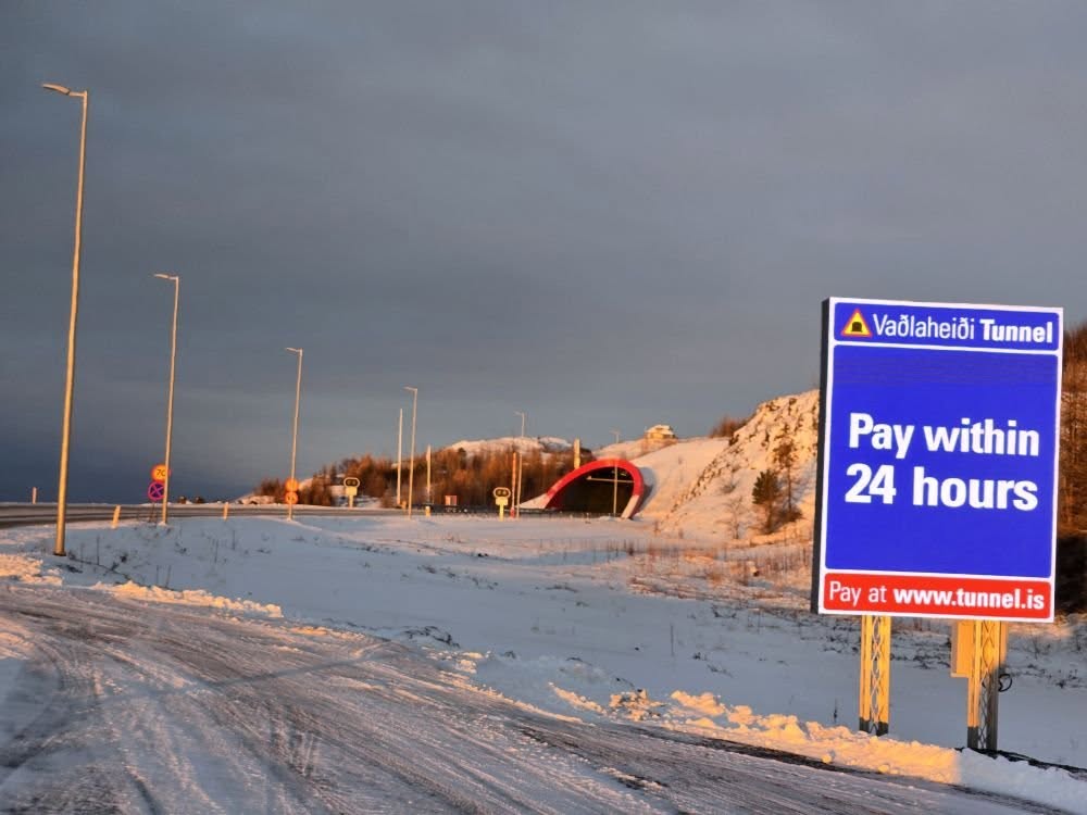 Road sign near Vaðlaheiðargöng tunnel reminding drivers to pay online within 24 hours after crossing.
